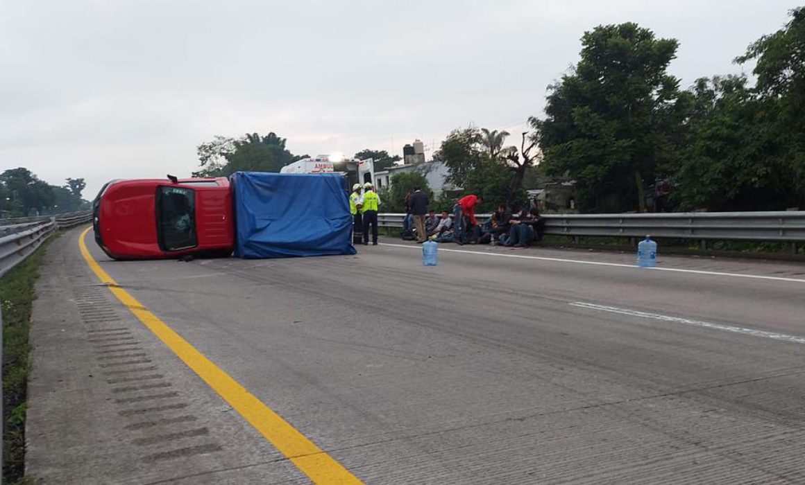 Volcadura de camioneta en autopista Orizaba Córdoba deja 12 lesionados