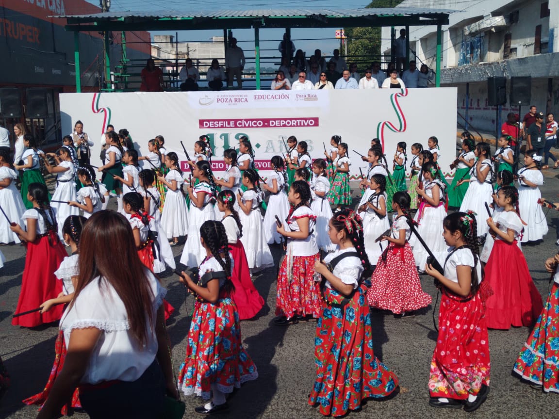 Participan más de 4 mil personas en desfile revolucionario en Poza Rica