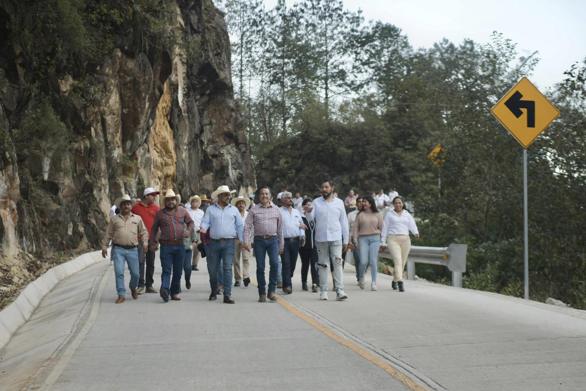 Inaugura Cuitláhuac García carretera en Zacualpan