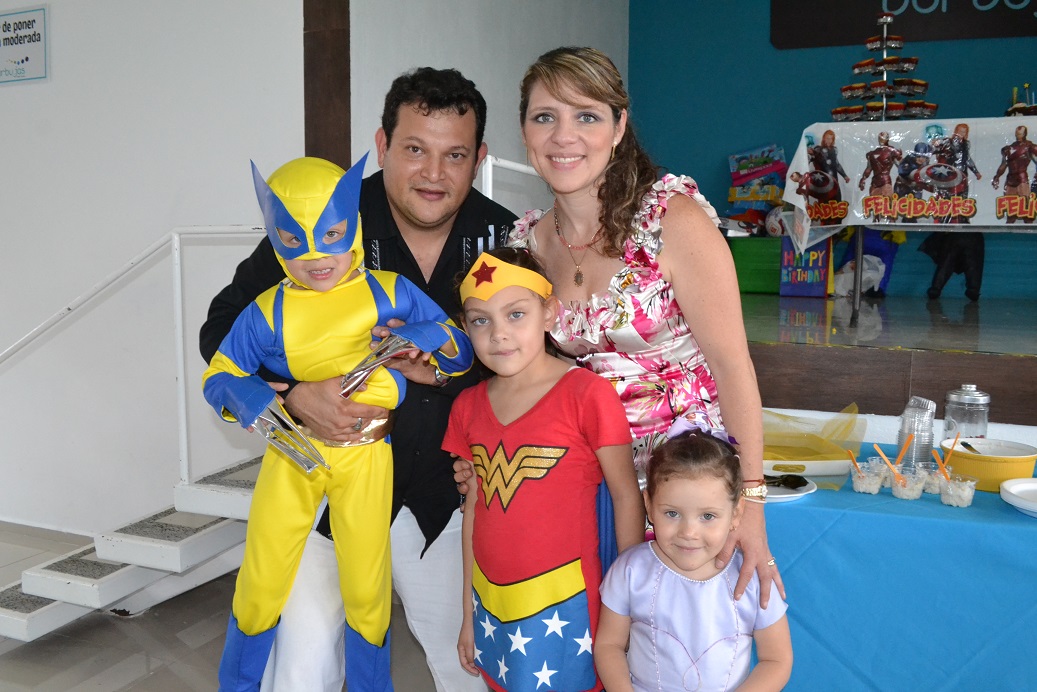 Jaime Riaño y Vicky Muñoz de Riaño con sus hijos Aranzazu, Rebeca y Jaime José