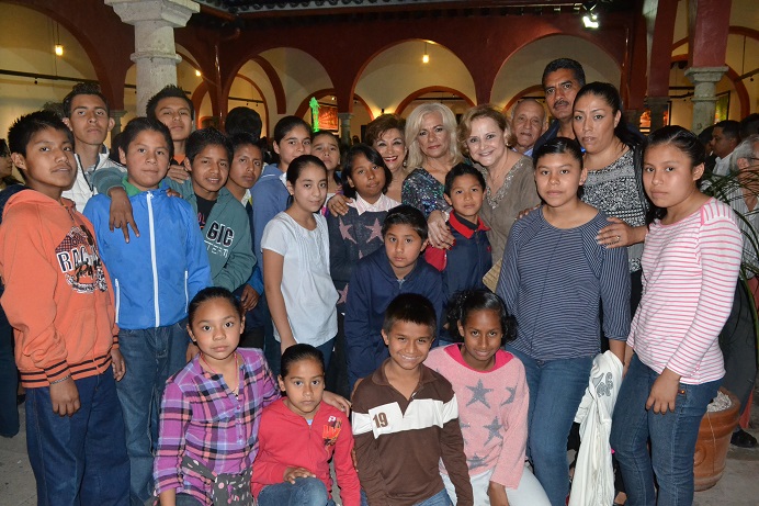 Stella Chedraui de Fernández acompañada de los niños de la Casa hogar del niño Xalapeño