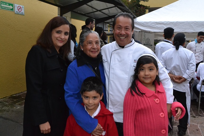 Sisi Briseño, Luz del Carmen Maldonado, Maximino y Marlene Rodríguez acompaando al chef organizador Victor Hugo Rodríguez