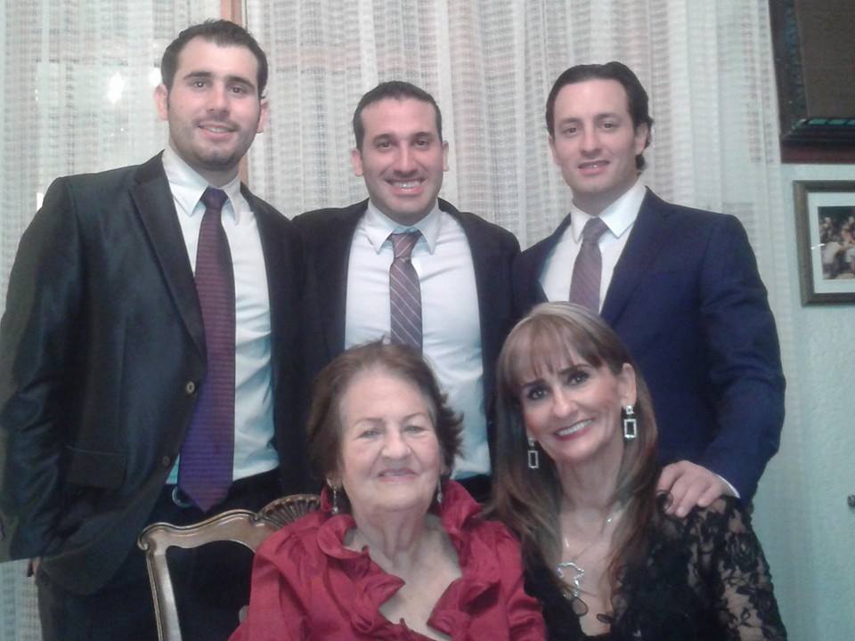 Pastricia Zaldivar González con su hijos Orlando, Gerardo y Aldo Altieri y Elvia González-Morando