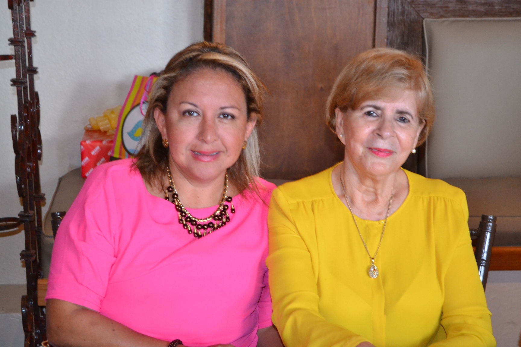 Maricarmen Cornejo y Anita de Jiménez