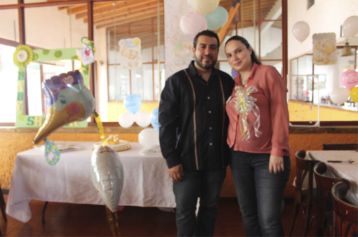 Omar Azuara Ortiz y su esposa Andra Ahuja d Azuara, por la llgada de su bebé