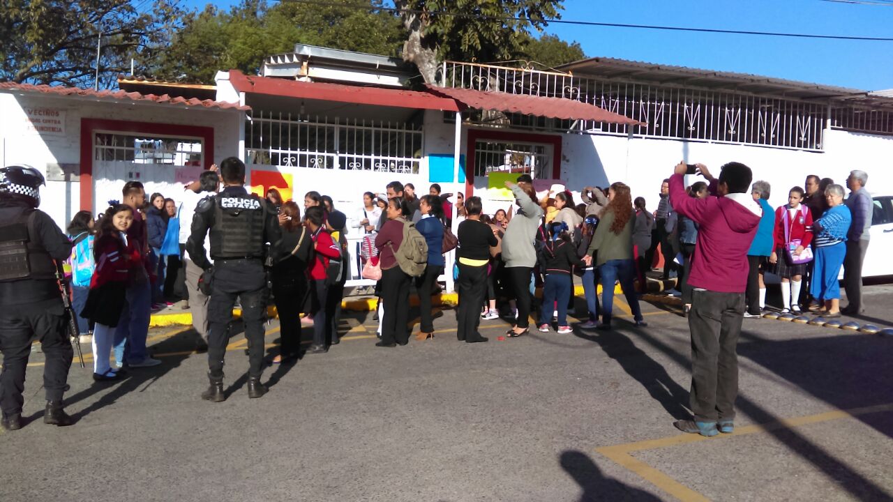 Resultado de imagen para Toman escuela Profesor Enrique C. Rebsamen en Xalapa para exigir destituciÃ³n de director