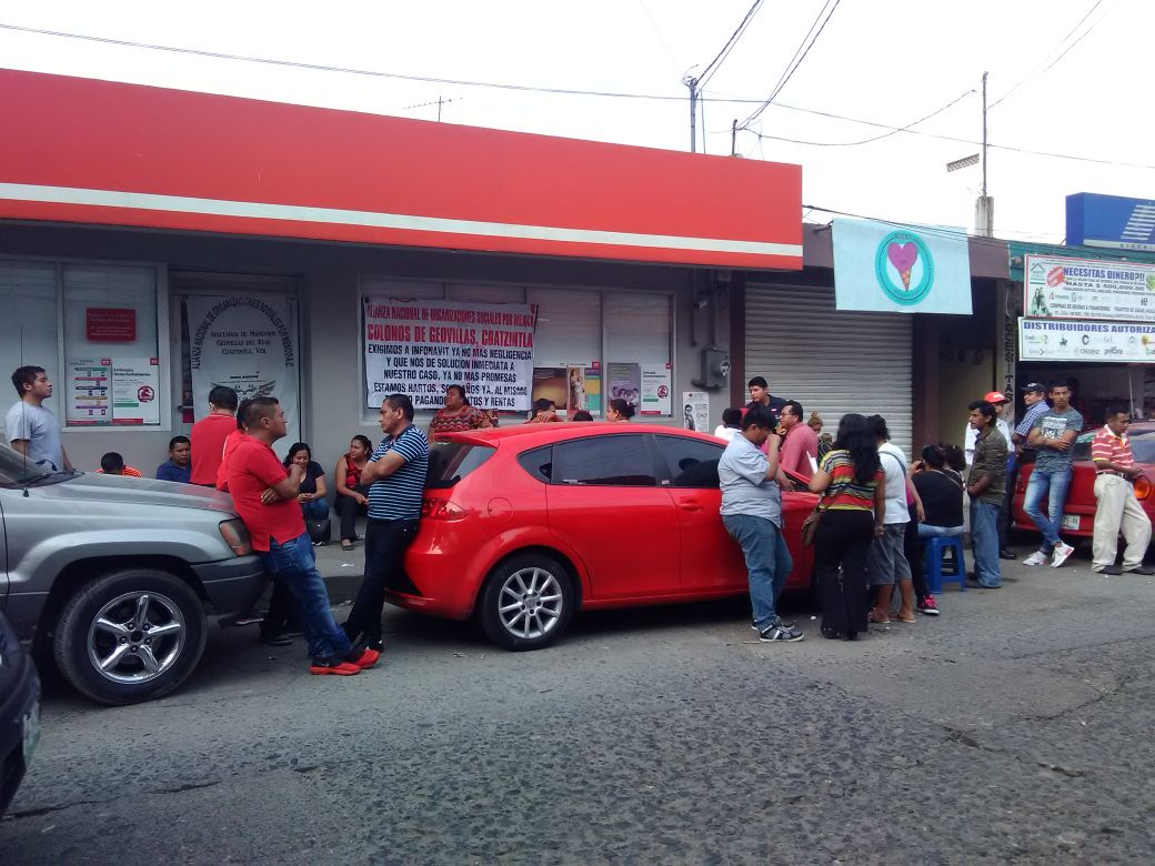 Vecinos de Casas Geo-Coatzintla bloquean oficinas del Infonavit