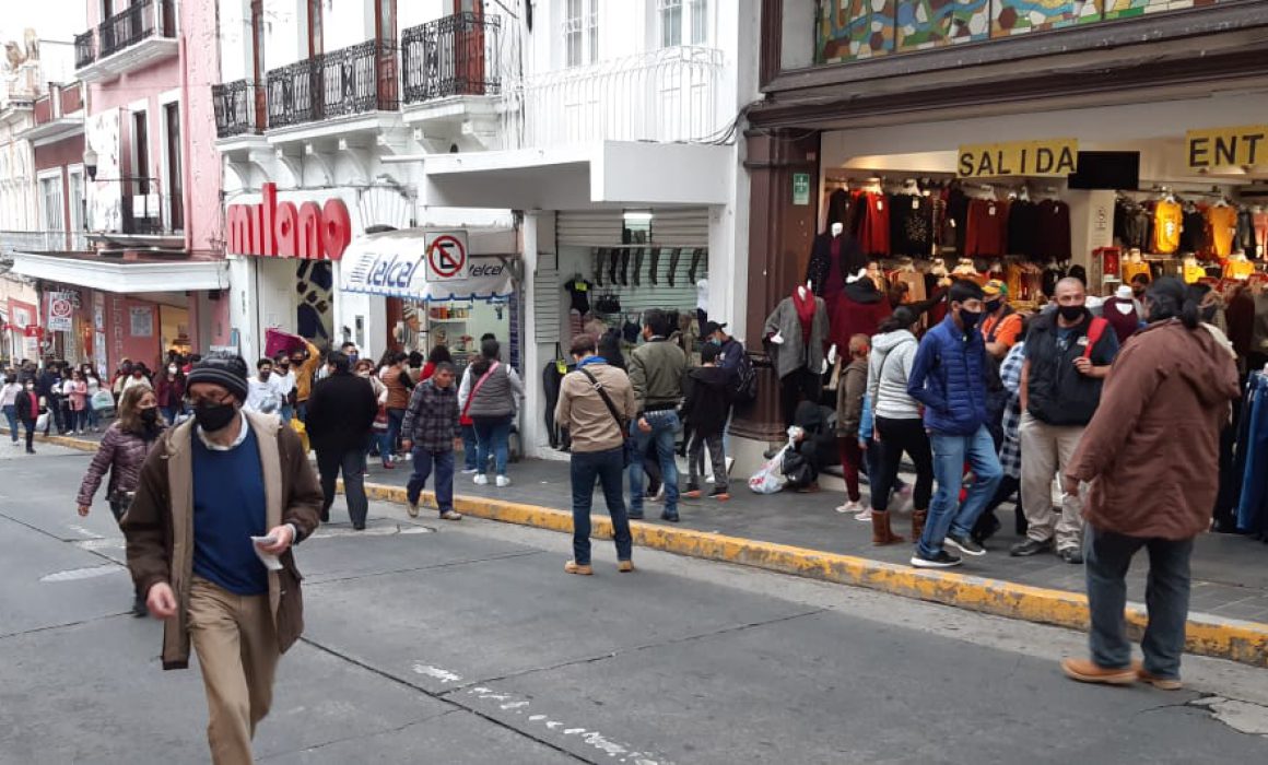 Abarrotadas, tiendas de centro de Xalapa, a pesar de Covid 19