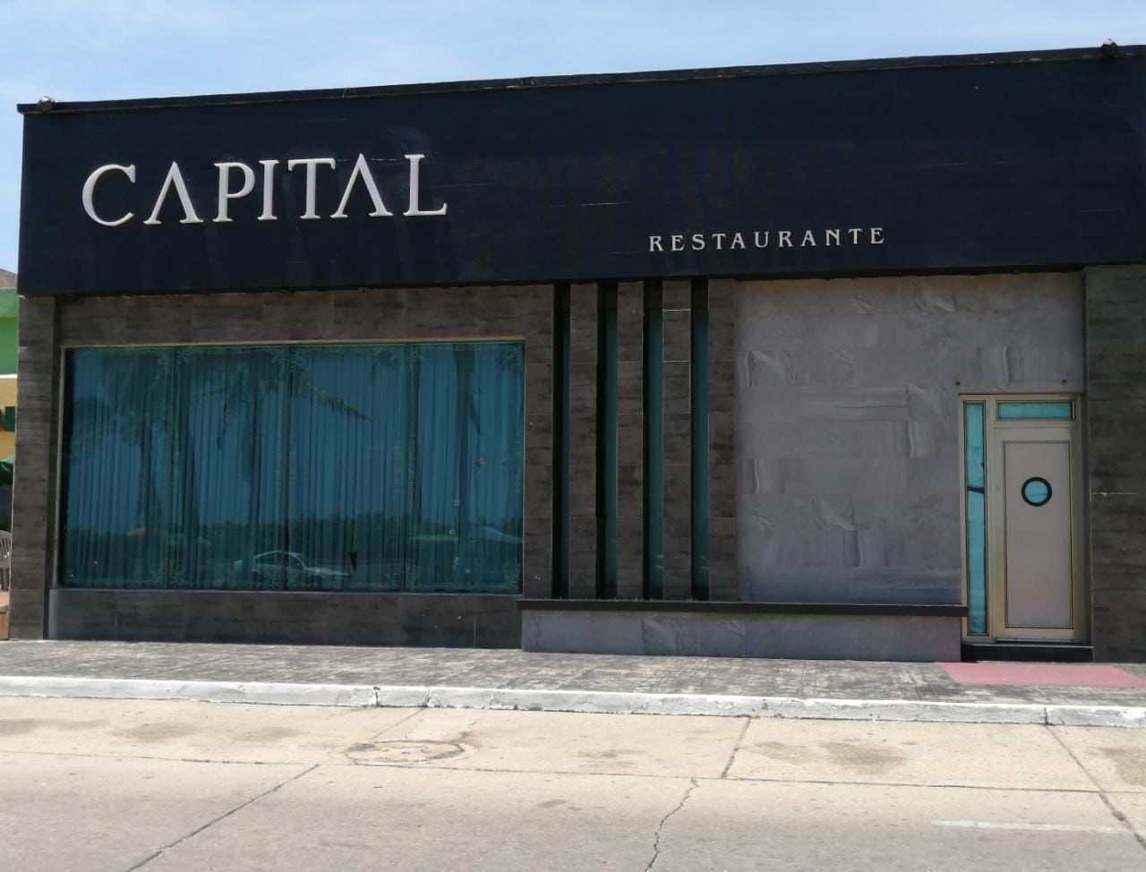 Balean fachada del restaurante-bar 'Capital' en Coatzacoalcos