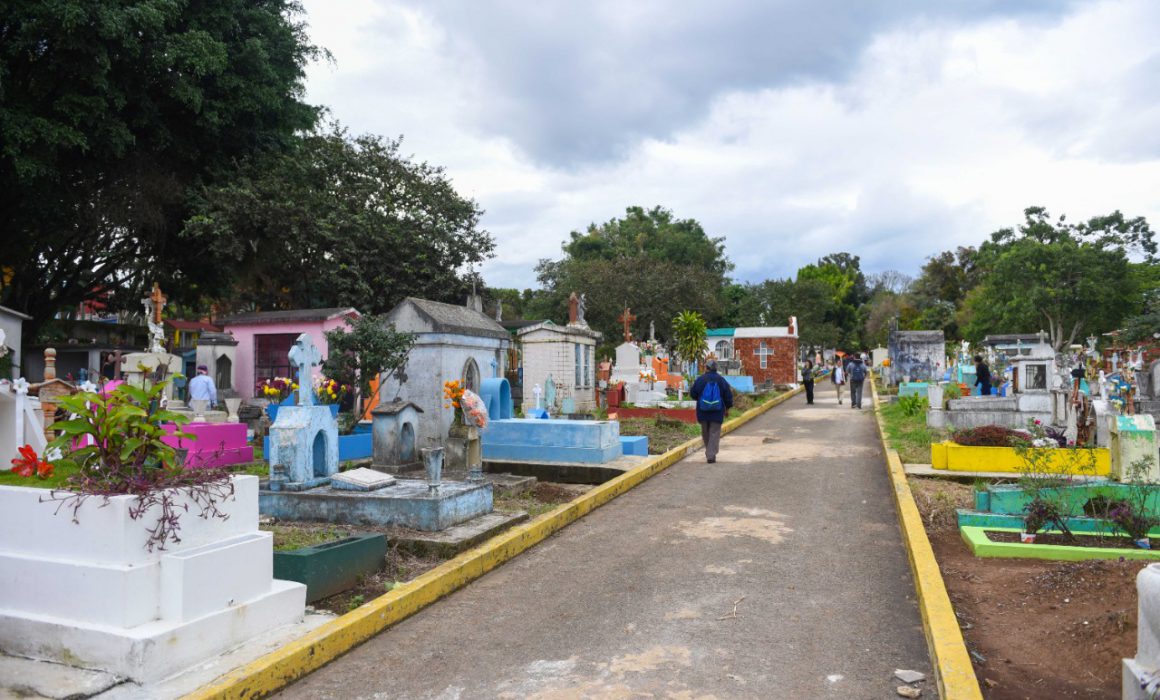 Piden respetar medidas sanitarias en panteones de Xalapa