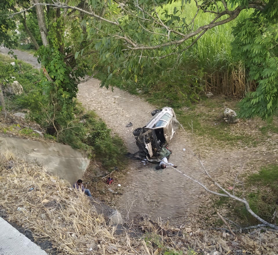 Cae camioneta de puente en autopista de Cuitláhuac: 1 muerto y 2 ...
