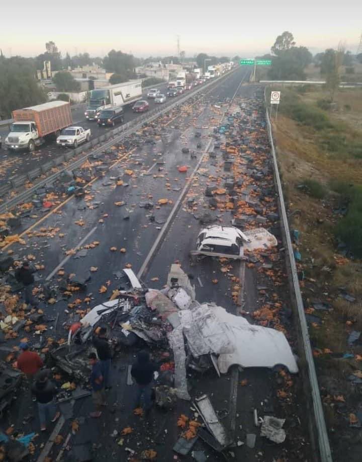 Vuelca tráiler cargado de pollo en autopista Puebla-Orizaba