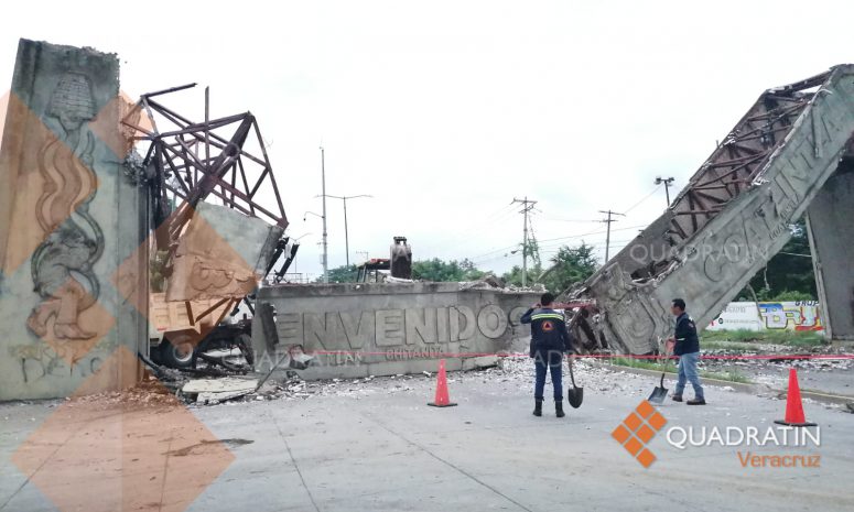 Colapsa arco de bienvenida en Coatzintla; no hay lesionados 