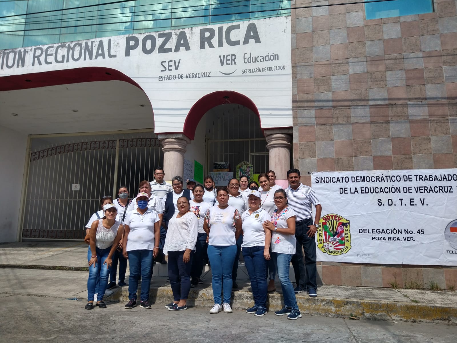 Continúa bloqueo de maestros en instalaciones de SEV en Poza Rica