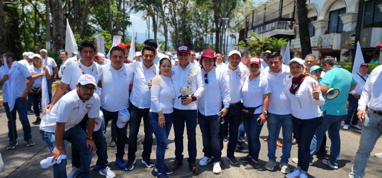 Equipo de Unidos Todos muestra el músculo en desfile del 1 de Mayo ...
