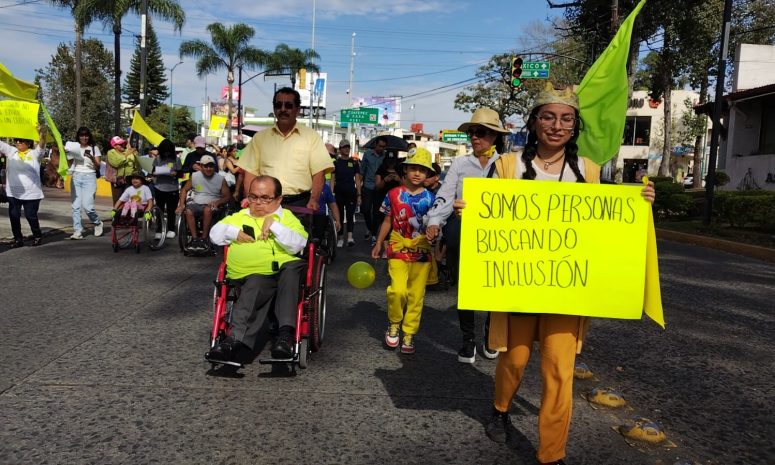 En lucha por la inclusión, marchan personas discapacitadas en Xalapa