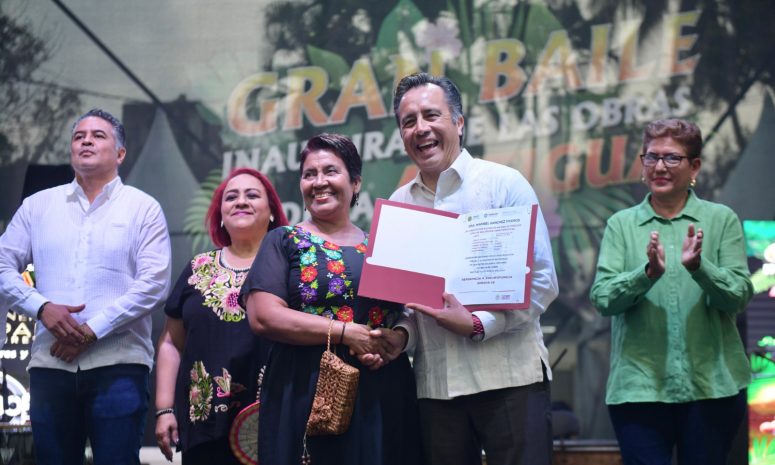 Le cumple Cuitláhuac a La Antigua con bienestar y desarrollo