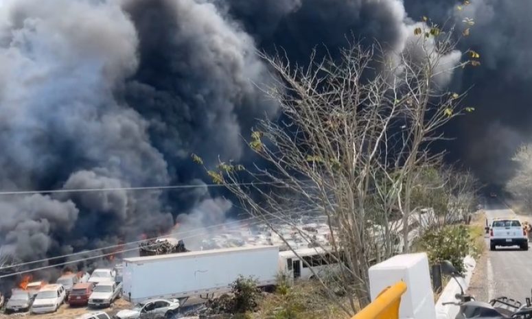Atienden incendio en un corralón en Xalapa; habría 50 vehiculos dañados
