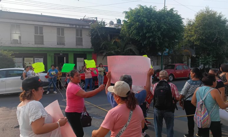 Colonos de Xalapa llevan un mes sin agua; bloquean calles