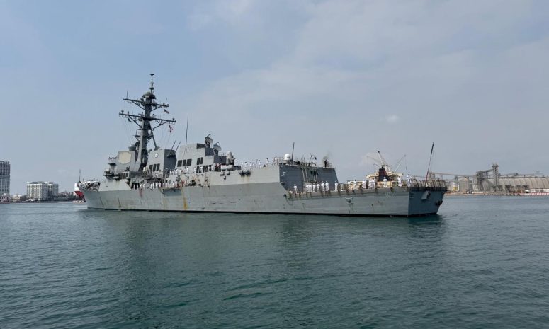 Llega buque destructor de EU al puerto de Veracruz; hace escala logística