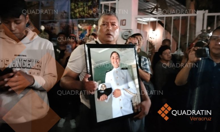 Llega América a casa; con aplausos reciben a cadete de la Semar