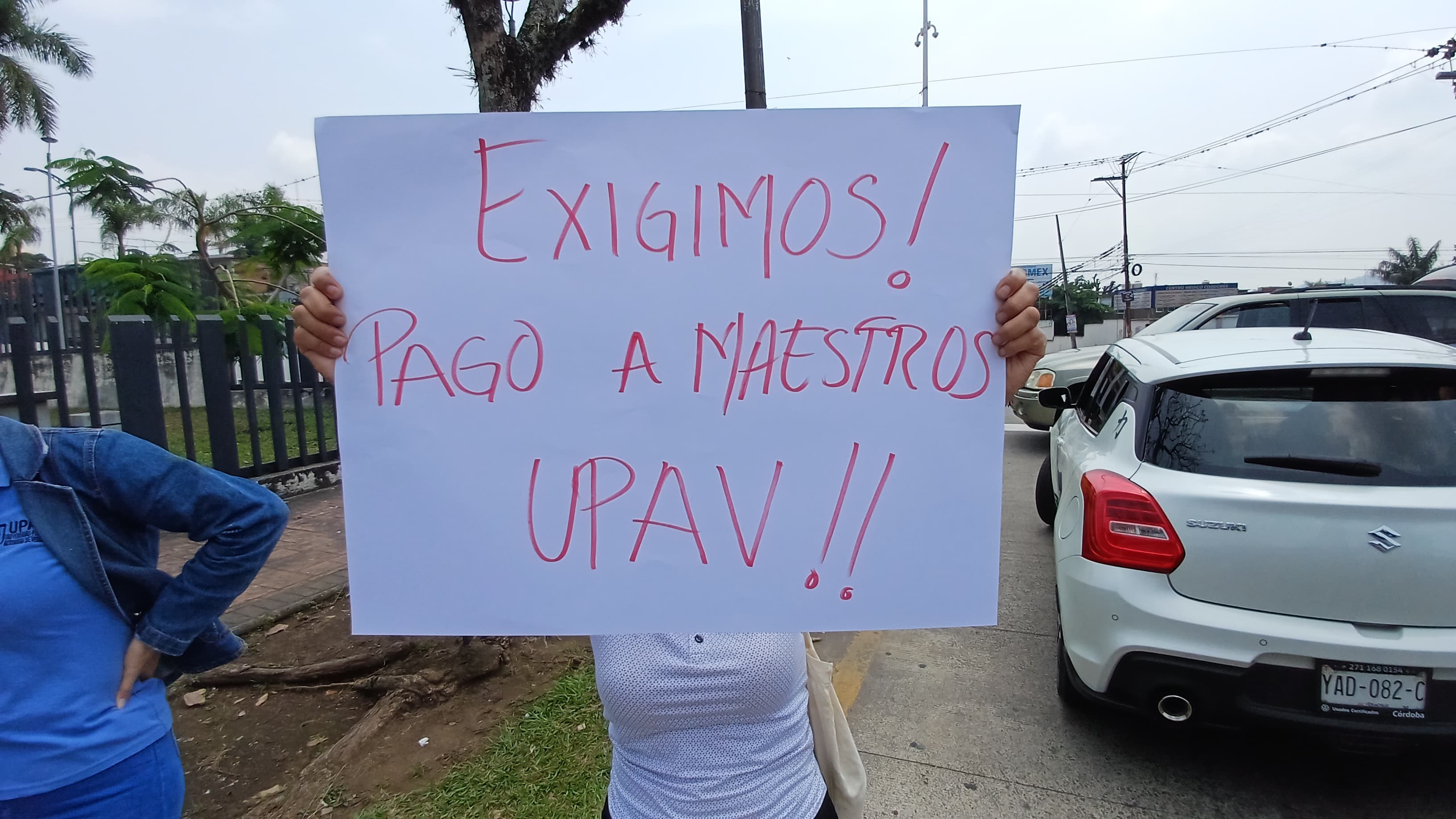 Maestros de la UPAV bloquean calles de Córdoba por falta de pago