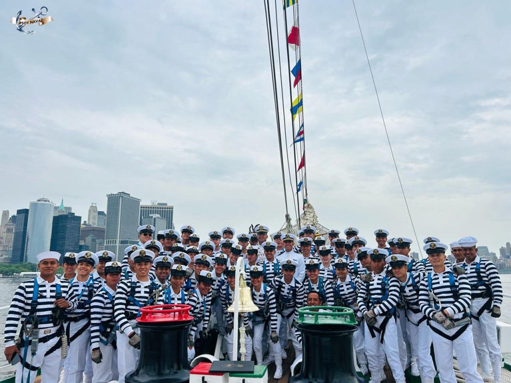 Parte de la tripulación del buque Cuauhtémoc el pasado 16 de mayo cuando la nave llegó a Nueva York 