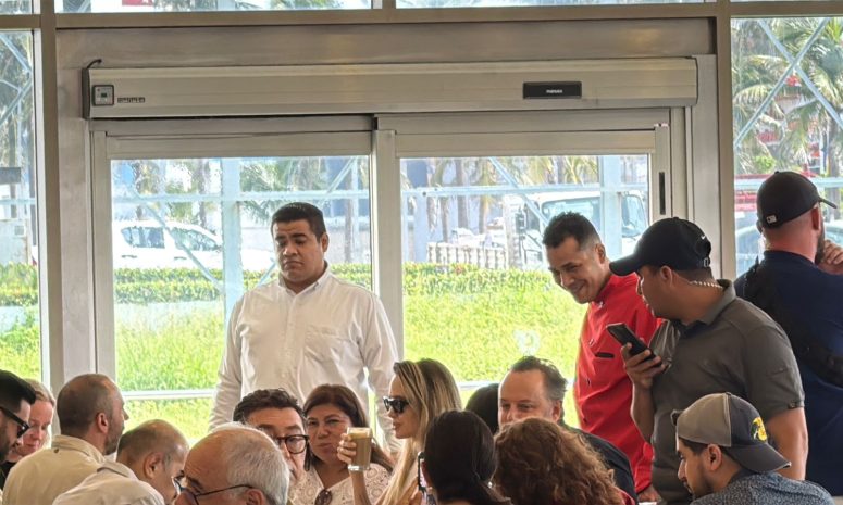 Salma Hayek y Angelina Jolie toman su café lechero en Veracruz