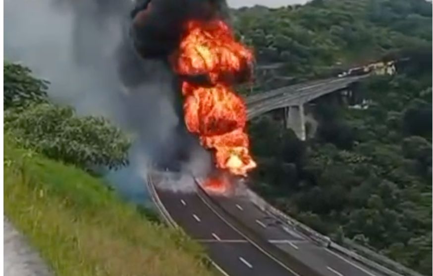 Se incendia pipa en el libramiento Xalapa-Perote - Quadratín Veracruz