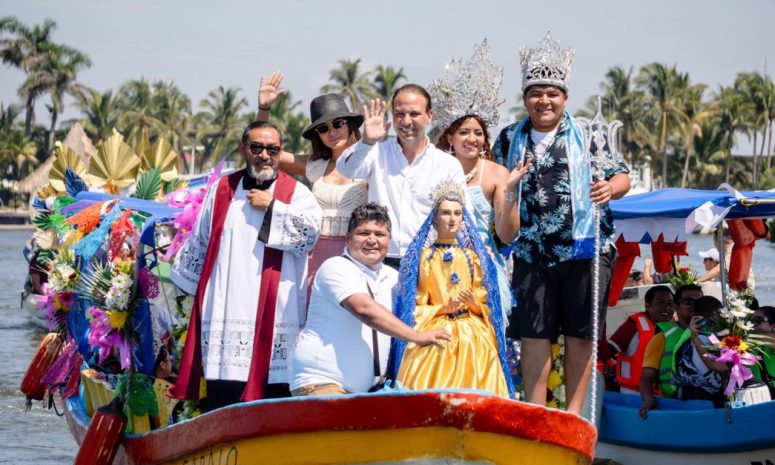 Encabeza Unánue paseo acuático y ofrenda floral a Santa Ana