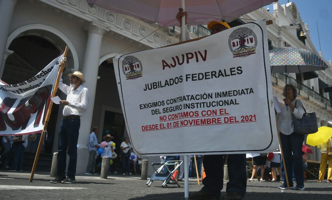 Jubilados y pensionados del ISSSTE bloquean centro de Xalapa ...