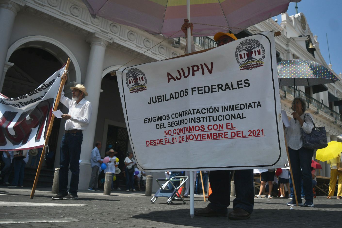 Jubilados y pensionados del ISSSTE bloquean centro de Xalapa ...