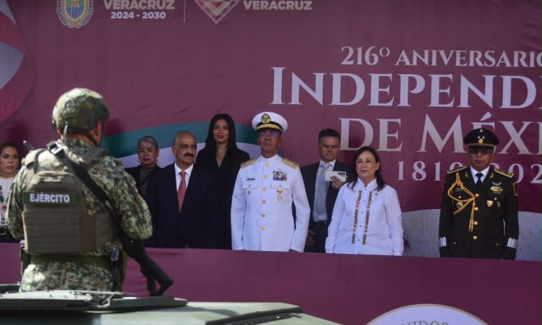 Encabeza Rocío Nahle desfile conmemorativo por la Independencia de México