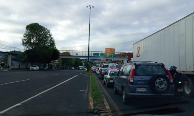 Transportistas bloquean bulevar Xalapa-Banderilla