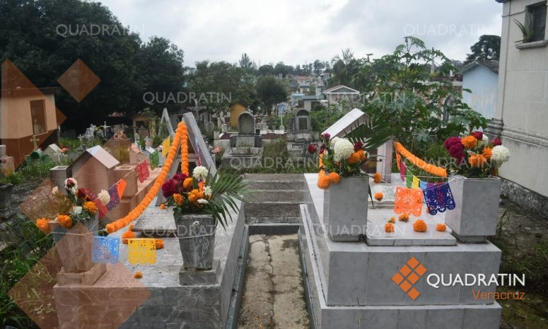 Panteones de Xalapa se preparan para visitas en Día de Muertos