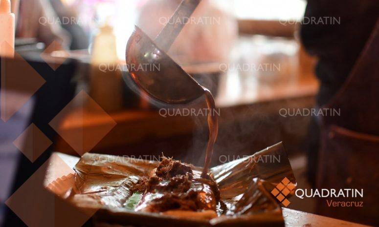 Tamales, pan de muerto y chocolate conquistan en el Parque Juárez de Xalapa