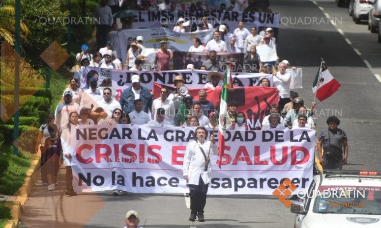 Trabajadores de SS marchan en Xalapa; piden medicamentos e insumos