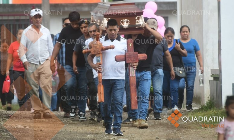 Entre lágrimas despiden a Yoselyn tras morir durante inundación en Xalapa