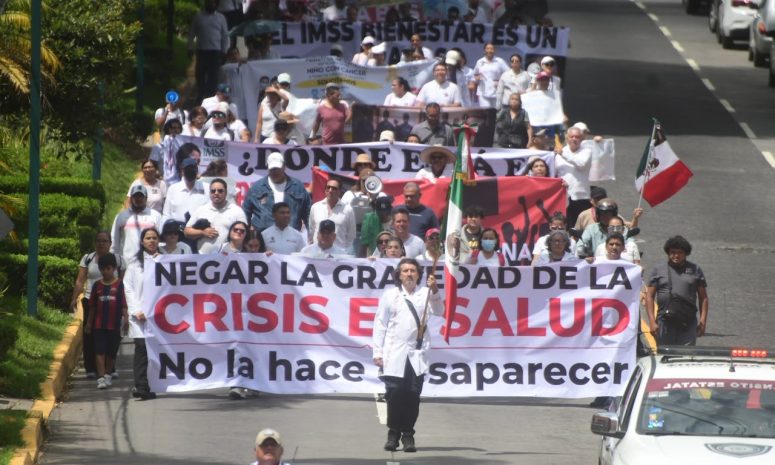 Trabajadores de SS marchan en Xalapa; piden medicamentos e insumos